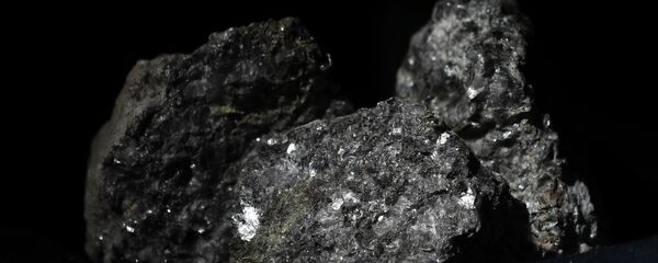 Partículas de litio brillan en la superficie de un mineral Partículas de litio brillan en la superficie de un mineral - Sputnik Mundo