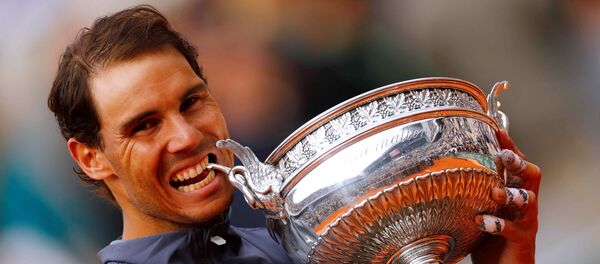 El español Rafael Nadal celebra con el trofeo después de su último partido contra el austriaco Dominic Thiem - Sputnik Mundo