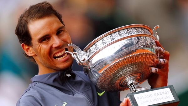 El español Rafael Nadal celebra con el trofeo después de su último partido contra el austriaco Dominic Thiem - Sputnik Mundo