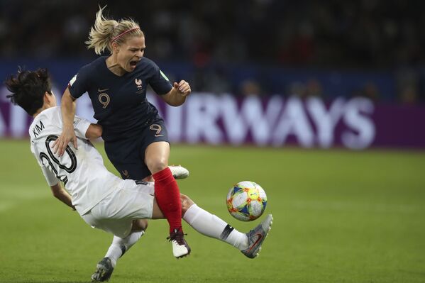 La francesa Eugenie Le Sommer y la surcoreana Kim Hye-ri se enfrentan en un partido del Mundial 2019 - Sputnik Mundo