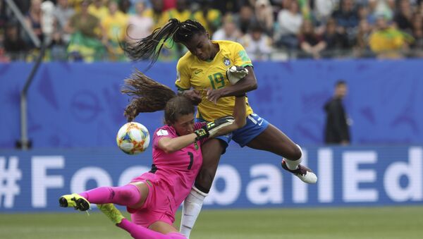 La portera jamaiquina Sydney Schneider y la brasileña delantera Ludmila se enfrentan durante el Mundial 2019 - Sputnik Mundo