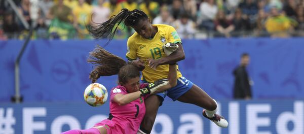 La portera jamaiquina Sydney Schneider y la brasileña delantera Ludmila se enfrentan durante el Mundial 2019 - Sputnik Mundo