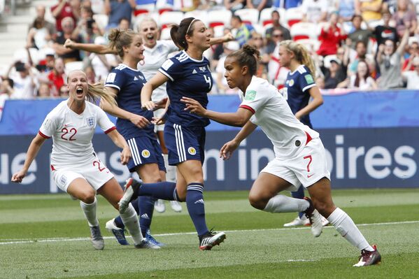 La inglesa Nikita Parris celebra su gol contra la selección escocesa en el Mundial 2019 - Sputnik Mundo