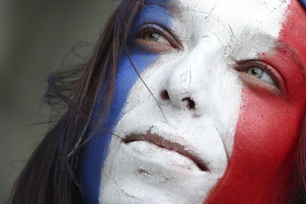 Un hincha francesa disfruta de la inauguración del Mundial Femenino de Fútbol 2019 - Sputnik Mundo