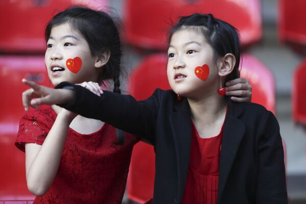 Hinchas apoyan a la selección china en el partido contra Alemania del Mundial Femenino de Fútbol 2019 - Sputnik Mundo