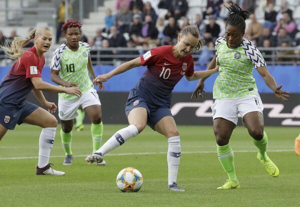 La noruega Caroline Graham Hansen se enfrenta a la nigeriana Faith Michael en el Mundial 2019 - Sputnik Mundo