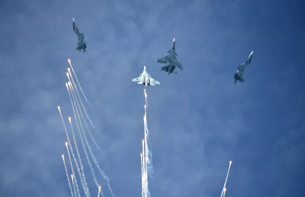 Acrobacias y tareas difíciles: los grupos aéreos de Rusia miden sus fuerzas en Crimea Acrobacias y tareas difíciles: los grupos aéreos de Rusia miden sus fuerzas en Crimea - Sputnik Mundo