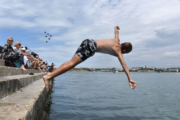 Acrobacias y tareas difíciles: los grupos aéreos de Rusia miden sus fuerzas en Crimea - Sputnik Mundo