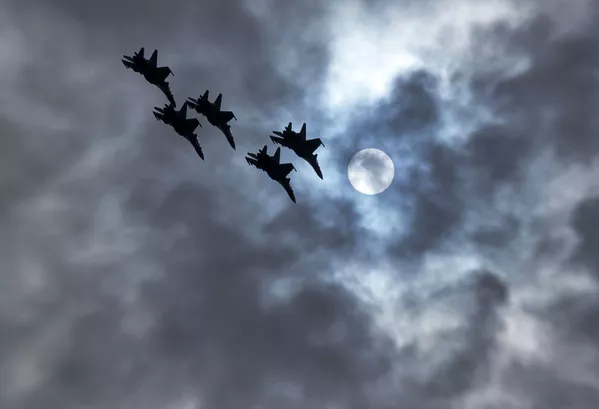 Acrobacias y tareas difíciles: los grupos aéreos de Rusia miden sus fuerzas en Crimea Acrobacias y tareas difíciles: los grupos aéreos de Rusia miden sus fuerzas en Crimea - Sputnik Mundo