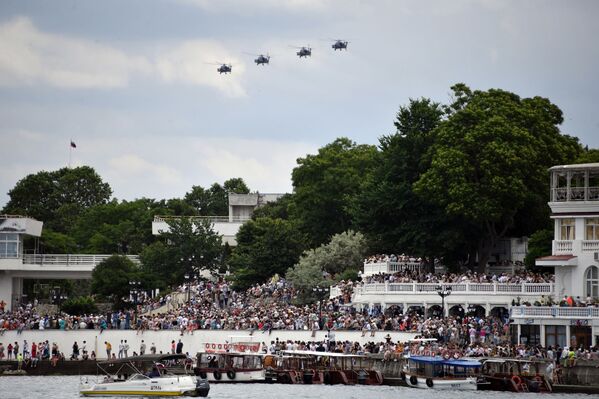 Acrobacias y tareas difíciles: los grupos aéreos de Rusia miden sus fuerzas en Crimea - Sputnik Mundo