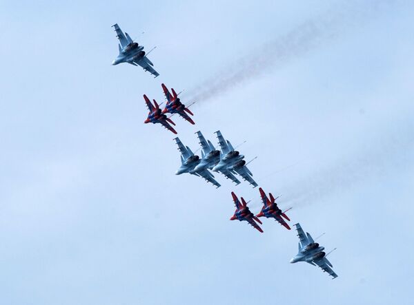 Acrobacias y tareas difíciles: los grupos aéreos de Rusia miden sus fuerzas en Crimea - Sputnik Mundo