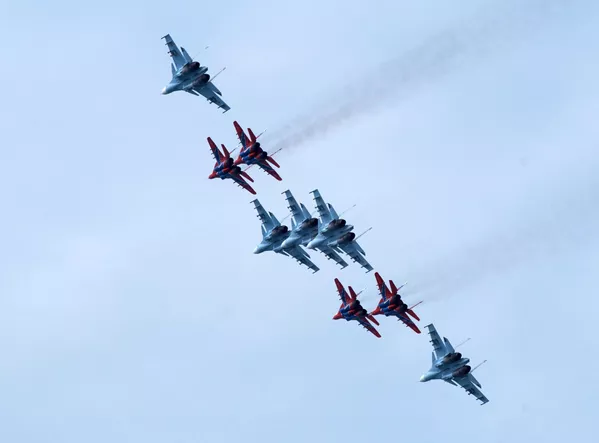 Acrobacias y tareas difíciles: los grupos aéreos de Rusia miden sus fuerzas en Crimea Acrobacias y tareas difíciles: los grupos aéreos de Rusia miden sus fuerzas en Crimea - Sputnik Mundo
