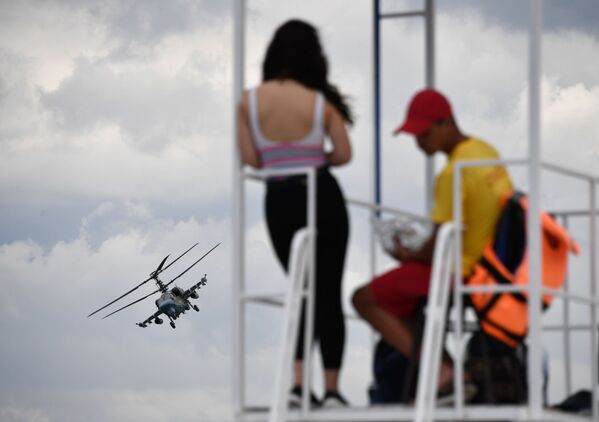 Acrobacias y tareas difíciles: los grupos aéreos de Rusia miden sus fuerzas en Crimea - Sputnik Mundo