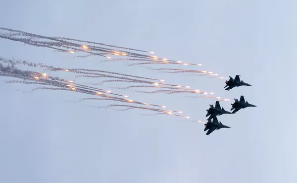 Acrobacias y tareas difíciles: los grupos aéreos de Rusia miden sus fuerzas en Crimea Acrobacias y tareas difíciles: los grupos aéreos de Rusia miden sus fuerzas en Crimea - Sputnik Mundo