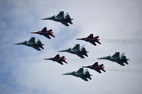 Acrobacias y tareas difíciles: los grupos aéreos de Rusia miden sus fuerzas en Crimea - Sputnik Mundo