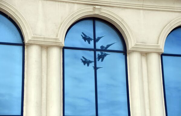 Acrobacias y tareas difíciles: los grupos aéreos de Rusia miden sus fuerzas en Crimea - Sputnik Mundo