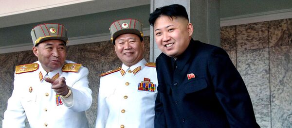 El líder norcoreano Kim Jong-un con dos militares - Sputnik Mundo