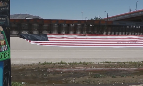 Un estadounidense despliega una bandera de ''Estados Unidos de Migrantes'' Un estadounidense despliega una bandera de ''Estados Unidos de Migrantes'' - Sputnik Mundo