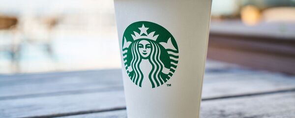 Un vaso de café de Starbucks - Sputnik Mundo