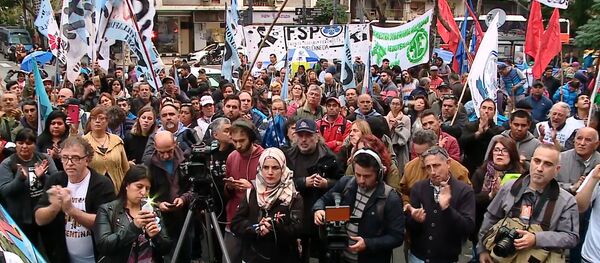 Los argentinos protestan ante la Embajada del Reino Unido por la soberanía de las Malvinas - Sputnik Mundo