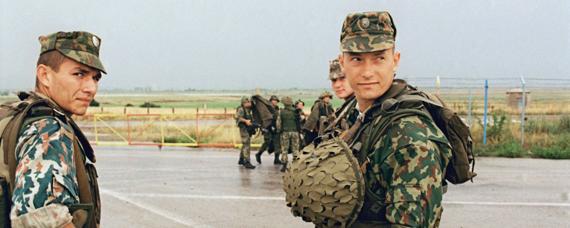 Soldados rusos en el aeropuerto de Pristina, Kosovo - Sputnik Mundo, 1920, 12.06.2019