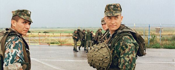 Soldados rusos en el aeropuerto de Pristina, Kosovo - Sputnik Mundo