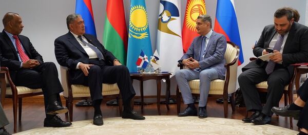 Miguel Mejía, ministro dominicano, y Tigran Sargsián, presidente de la Comisión Euroasiática Miguel Mejía, ministro dominicano, y Tigran Sargsián, presidente de la Comisión Euroasiática - Sputnik Mundo