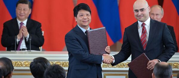 El presidente de MTS, Alexéi Kornia, y el ejecutivo de Huawei, Guo Ping, durante la firma del acuerdo - Sputnik Mundo