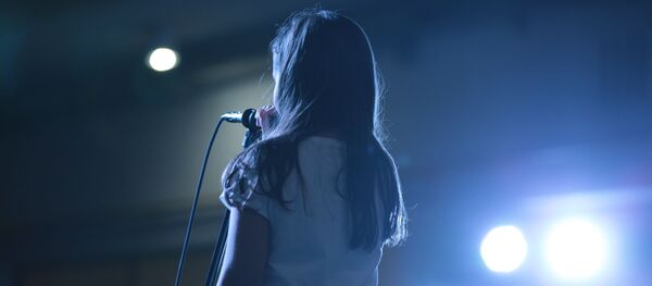 Una niña en un escenario - Sputnik Mundo