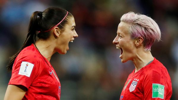 Alex Morgan, de la selección de EEUU, celebra el gol número 12 contra Tailandia con Megan Rapinoe Alex Morgan, de la selección de EEUU, celebra el gol número 12 contra Tailandia con Megan Rapinoe - Sputnik Mundo