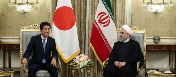 El primer ministro de Japón, Shinzo Abe, y el presidente persa, Hasán Rohaní - Sputnik Mundo