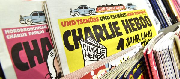 Las revistas Charlie Hebdo se venden en un quiosco - Sputnik Mundo