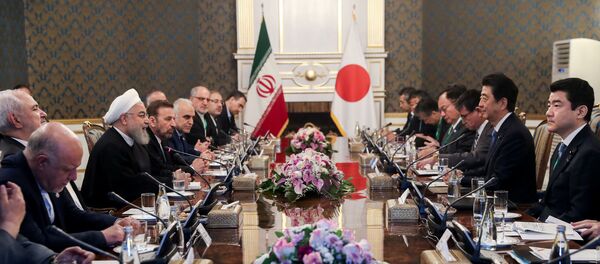 El primer ministro de Japón, Shinzo Abe, y el presidente persa, Hasán Rohaní - Sputnik Mundo