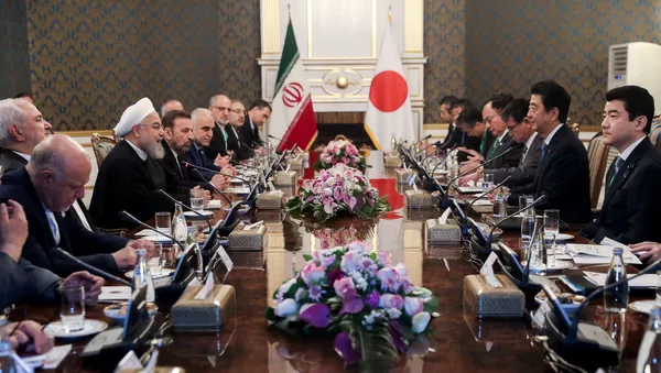 El primer ministro de Japón, Shinzo Abe, y el presidente persa, Hasán Rohaní
