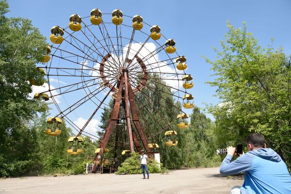 Una selfi desde Chernóbil: la zona de exclusión se convierte en un popular destino turístico
 - Sputnik Mundo