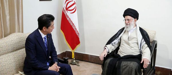 El primer ministro de Japón, Shinzo Abe, en una reunión con el líder supremo de Irán, el ayatolá Alí Jameneí - Sputnik Mundo
