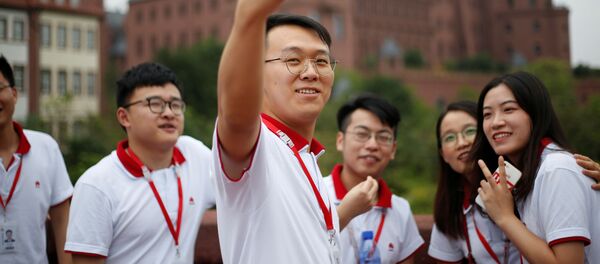 Unos chinos se hacen una 'selfi' con un teléfono Huawei - Sputnik Mundo