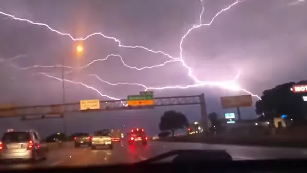 Un mar de relámpagos recorre el cielo sobre una autopista