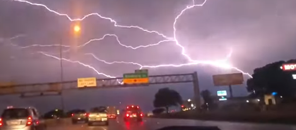 Un mar de relámpagos recorre el cielo sobre una autopista - Sputnik Mundo