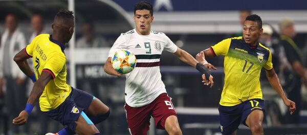 Futbolistas de Ecuador disputan el balón en un amistoso frente a México - Sputnik Mundo