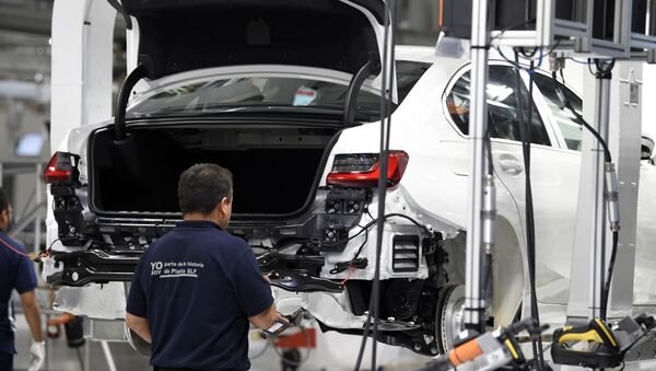 Un empleado en la planta de BMW en San Luis Potosí en México - Sputnik Mundo