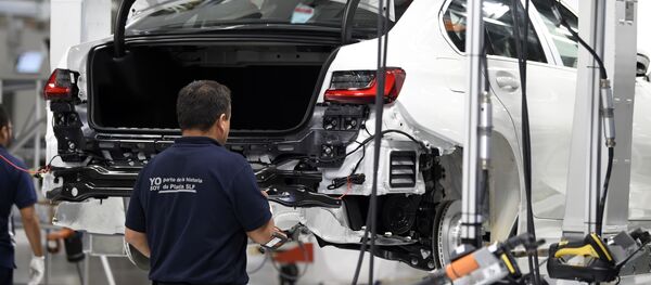 Un empleado en la planta de BMW en San Luis Potosí en México - Sputnik Mundo