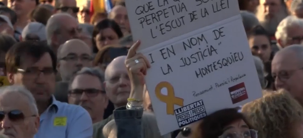 Cientos de personas se manifiestan en Barcelona por la absolución de los presos independentistas Cientos de personas se manifiestan en Barcelona por la absolución de los presos independentistas - Sputnik Mundo