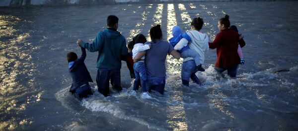 Migrantes ilegales en la frontera norte de México con EEUU - Sputnik Mundo