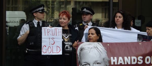 Manifestación de los partidarios de Assange - Sputnik Mundo