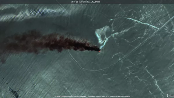 Imagen satelital del incendio de los barcos en Omán