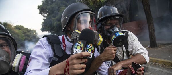 Periodistas en una manifestación opositora en Venezuela - Sputnik Mundo