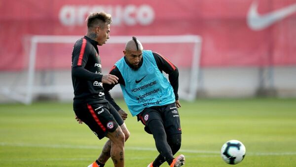 Eduardo Vargas y Arturo Vidal durante un entrenamieto de la selección chilena - Sputnik Mundo