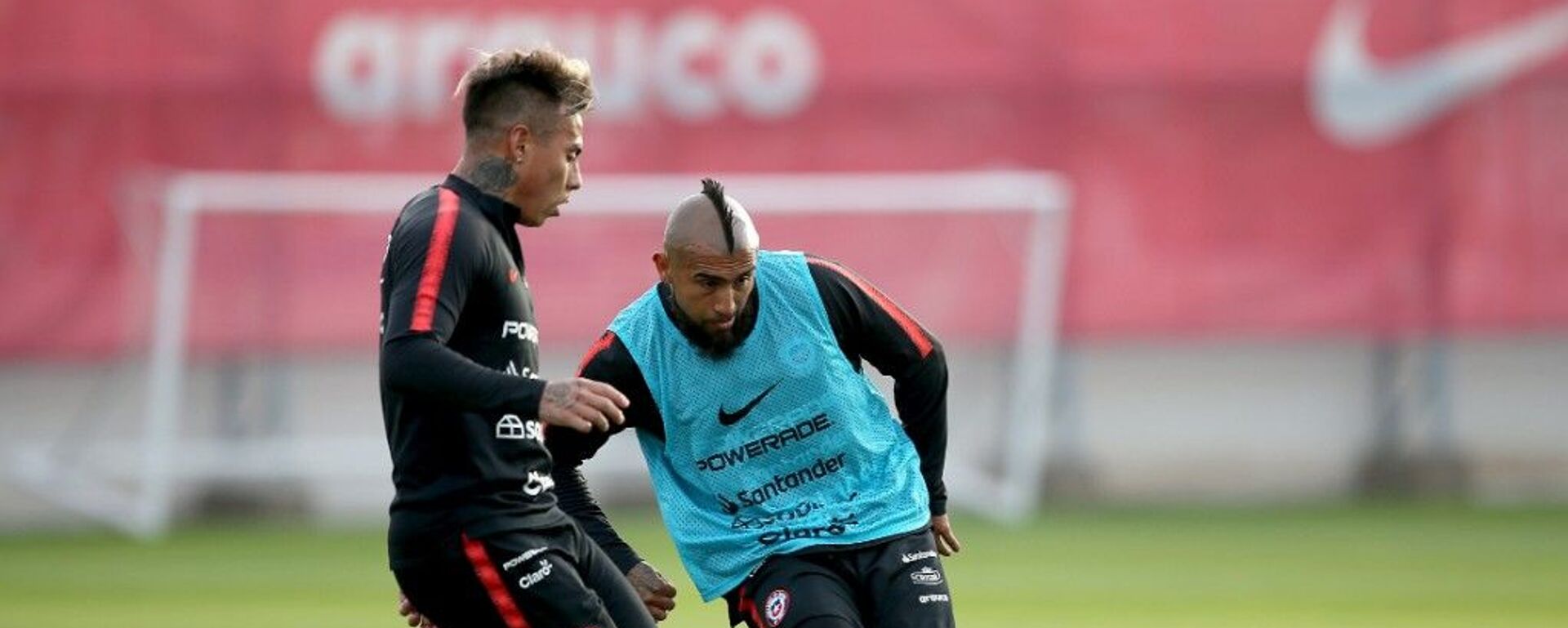 Eduardo Vargas y Arturo Vidal durante un entrenamieto de la selección chilena - Sputnik Mundo, 1920, 03.06.2021