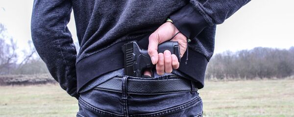 Un hombre con la pistola - Sputnik Mundo